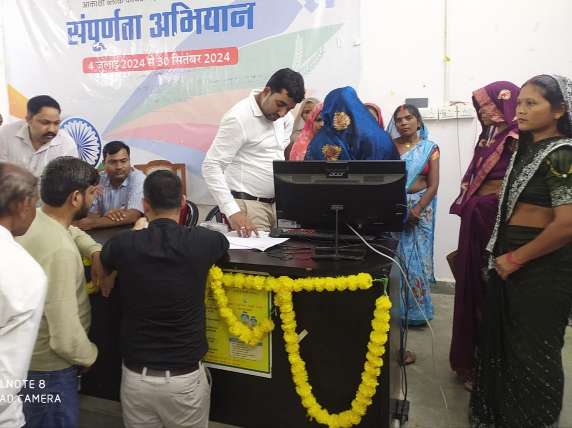 जाबकार्डधारकों का ई-केवाईसी सत्यापन करती केंद्रीय टीम। जाबकार्डधारकों का ई-केवाईसी सत्यापन करती केंद्रीय टीम।