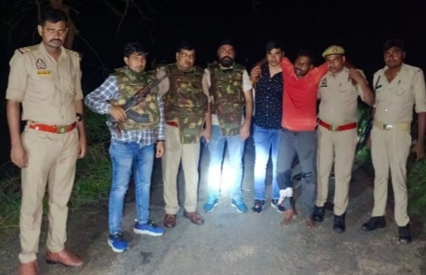 घायल को हॉस्पिटल ले जाते पुलिस कर्मी घायल को हॉस्पिटल ले जाते पुलिस कर्मी