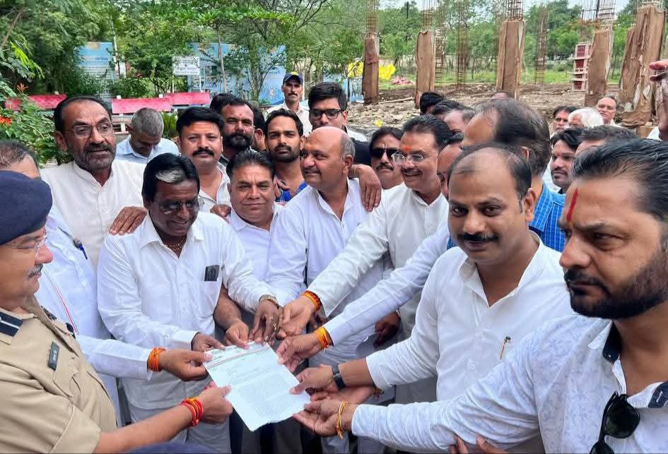 ज्ञापन सौंपते कांग्रेसी। ज्ञापन सौंपते कांग्रेसी।