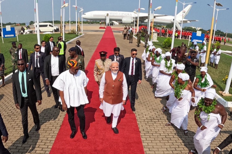 अक्रा पहुंचने पर प्रधानमंत्री मोदी का स्वागत करते घाना के राष्ट्रपति जॉन ड्रमानी महामा अक्रा पहुंचने पर प्रधानमंत्री मोदी का स्वागत करते घाना के राष्ट्रपति जॉन ड्रमानी महामा