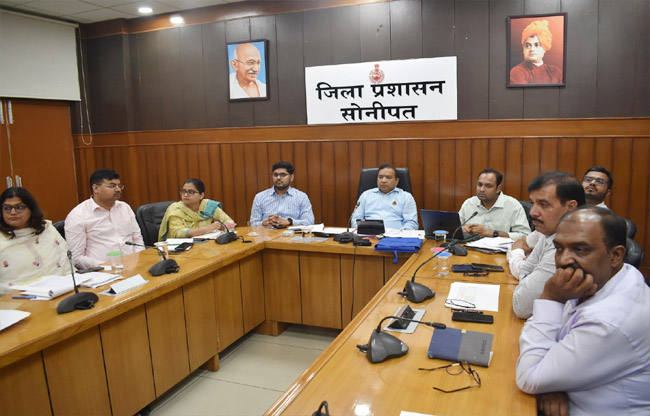 सोनीपत: उपायुक्त सुशील सारवान ने सिंचाई, राजस्व, आपदा प्रबंधन के अधिकारियों को निर्देश देते हुए। सोनीपत: उपायुक्त सुशील सारवान ने सिंचाई, राजस्व, आपदा प्रबंधन के अधिकारियों को निर्देश देते हुए।
