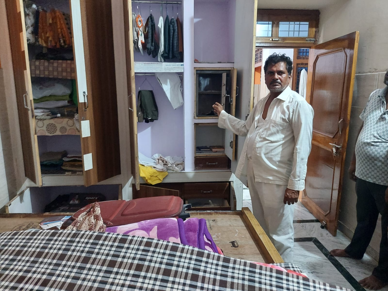 लूट के बारे में बताता ग्रह मालिक, थाने पर मौजूद विधायक एवं अन्य लूट के बारे में बताता ग्रह मालिक, थाने पर मौजूद विधायक एवं अन्य