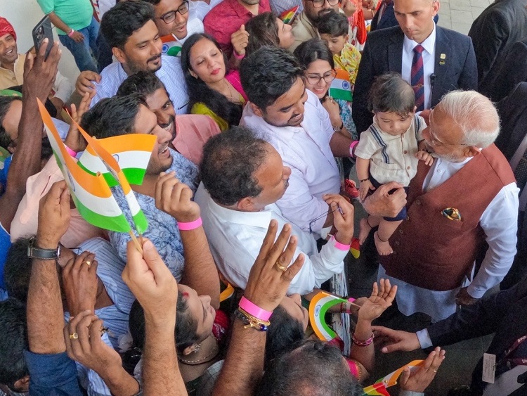 एक बच्चे को गोद में उठाए हुए पीएम नरेन्द्र मोदी एक बच्चे को गोद में उठाए हुए पीएम नरेन्द्र मोदी