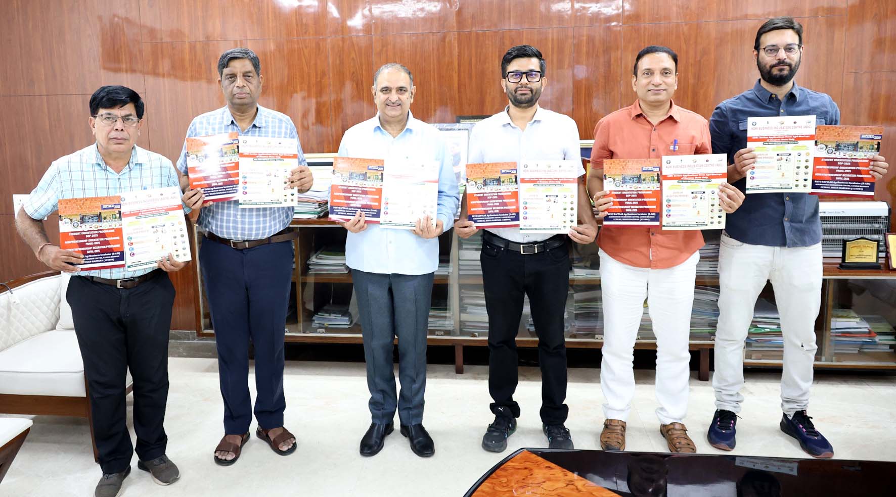 विश्वविद्यालय के कुलपति प्रो. बीआर कम्बोज एबिक कार्यक्रमों से संबंधित पुस्तक का विमोचन करते हुए।