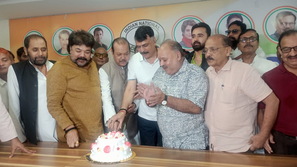 सुबोधकांत का जन्मदिन मनाते कांग्रेस के नेता सुबोधकांत का जन्मदिन मनाते कांग्रेस के नेता