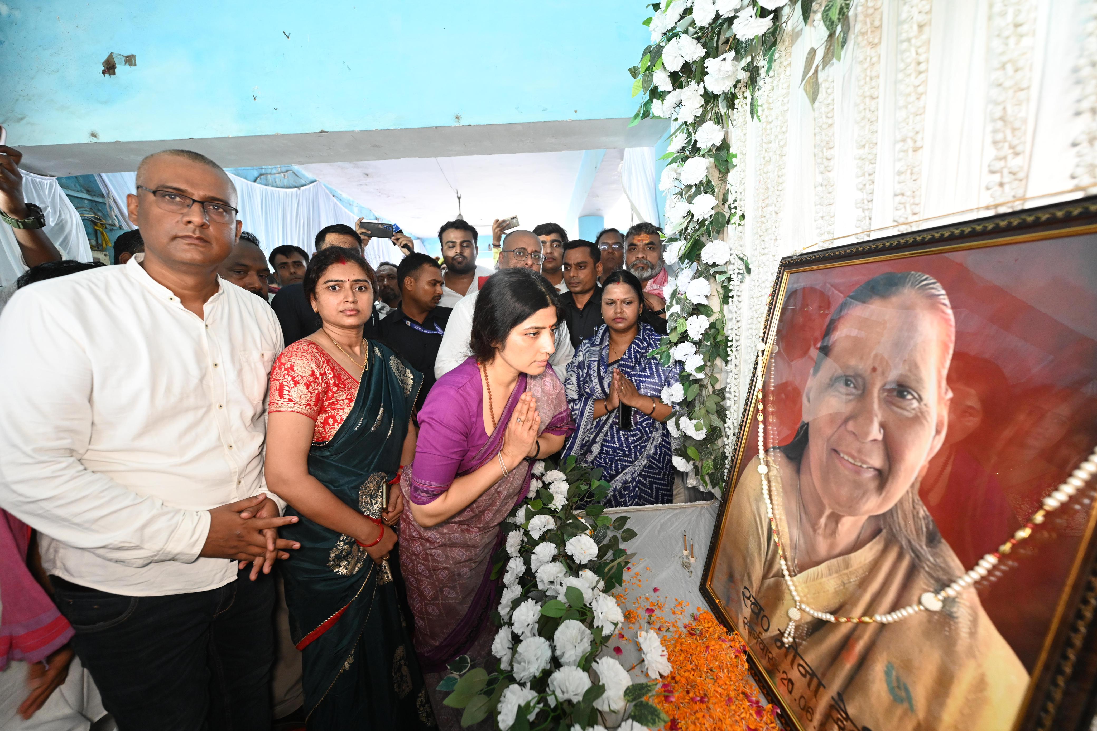 गोरखपुर पहुंची सपा सांसद डिंपल यादव सपा नेताओं के घर जाकर जताई शोक संवेदना* गोरखपुर पहुंची सपा सांसद डिंपल यादव सपा नेताओं के घर जाकर जताई शोक संवेदना*