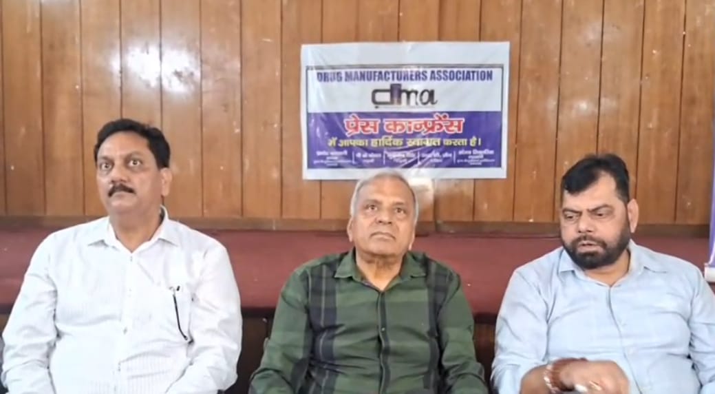 मीडिया से बातचीत करते मैन्युफैक्चरर्स एसोसिएशन के पदाधिकारी। मीडिया से बातचीत करते मैन्युफैक्चरर्स एसोसिएशन के पदाधिकारी।