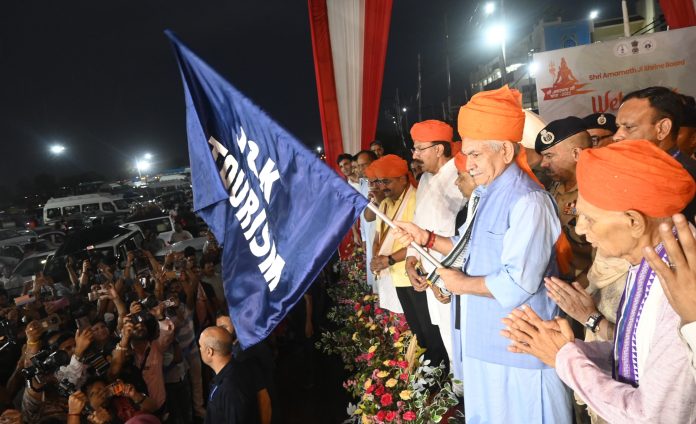 श्री अमरनाथ यात्रा के लिए तीर्थयात्रियों के पहले जत्थे को उपराज्यपाल सिन्हा ने दिखाई हरी झंडी श्री अमरनाथ यात्रा के लिए तीर्थयात्रियों के पहले जत्थे को उपराज्यपाल सिन्हा ने दिखाई हरी झंडी