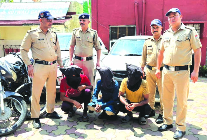 पुलिस गिरफ्त में आरोपित पुलिस गिरफ्त में आरोपित