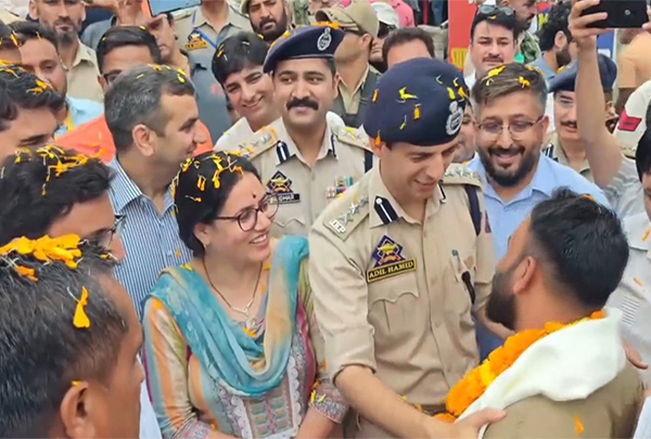 रामबन के जिला प्रशासन ने अमरनाथ यात्रा के पहले जत्थे का चंद्रकोट में गर्मजोशी से किया स्वागत रामबन के जिला प्रशासन ने अमरनाथ यात्रा के पहले जत्थे का चंद्रकोट में गर्मजोशी से किया स्वागत