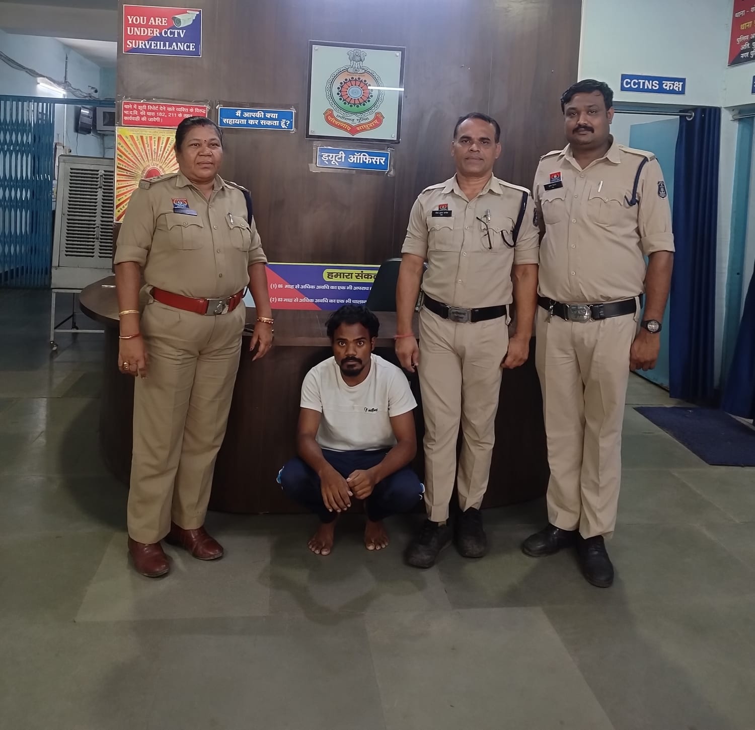 पुलिस के गिरफ्त में आरोपी पुलिस के गिरफ्त में आरोपी