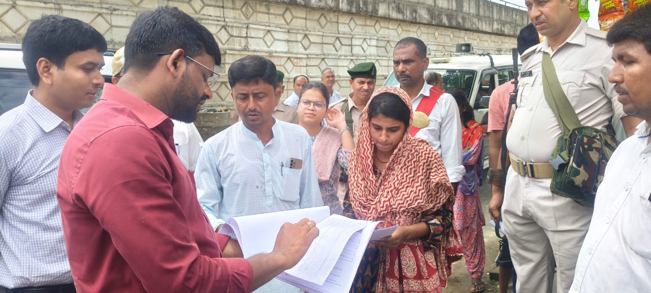 अररिया फोटो:डीएम गैयारी में मतदाता सूची विशेष गहन पुनरीक्षण कार्य का जायजा लेते अररिया फोटो:डीएम गैयारी में मतदाता सूची विशेष गहन पुनरीक्षण कार्य का जायजा लेते