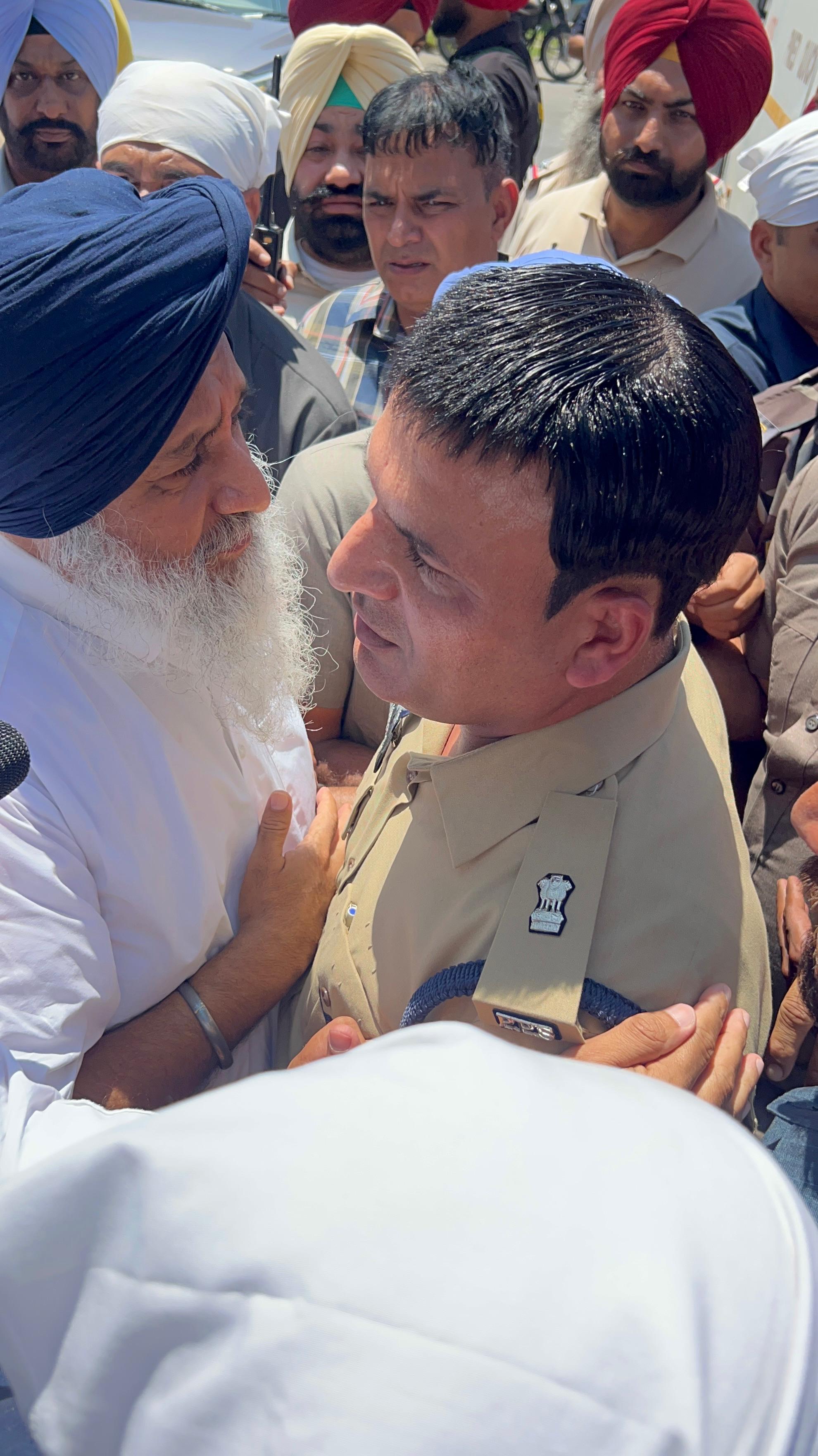 पुलिस अधिकारी के साथ बहस करके आगे बढ़ते सुखबीर बादल पुलिस अधिकारी के साथ बहस करके आगे बढ़ते सुखबीर बादल
