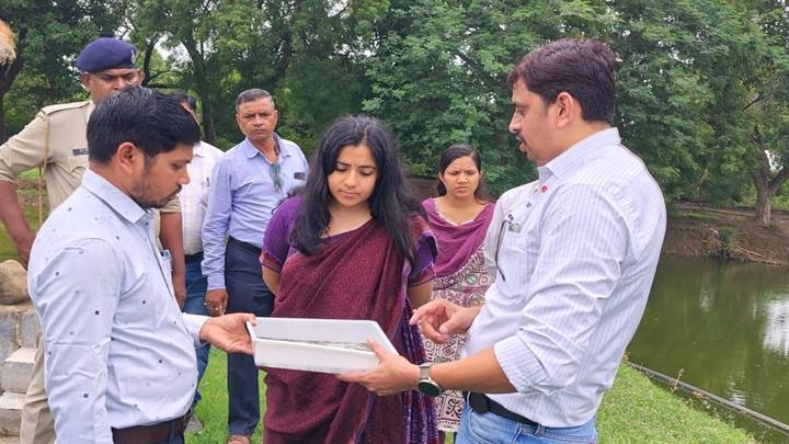 खरगोनः कलेक्टर ने डेडगांव में मत्स्य सम्पदा योजना में निर्मित अद्योसंरचनाओं का किया अवलोकन खरगोनः कलेक्टर ने डेडगांव में मत्स्य सम्पदा योजना में निर्मित अद्योसंरचनाओं का किया अवलोकन
