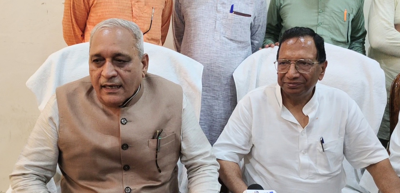 पानीपत में अधिकारियों की बैठक लेते लोक निर्माण एवं जनस्वास्थ्य आभियांत्रिकी मंत्री रणबीर गंगवा पानीपत में अधिकारियों की बैठक लेते लोक निर्माण एवं जनस्वास्थ्य आभियांत्रिकी मंत्री रणबीर गंगवा