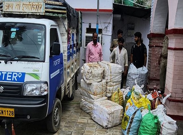 गत्ते में पैक करोड़ों ऑक्सीटोसिन इंजेक्शन गत्ते में पैक करोड़ों ऑक्सीटोसिन इंजेक्शन