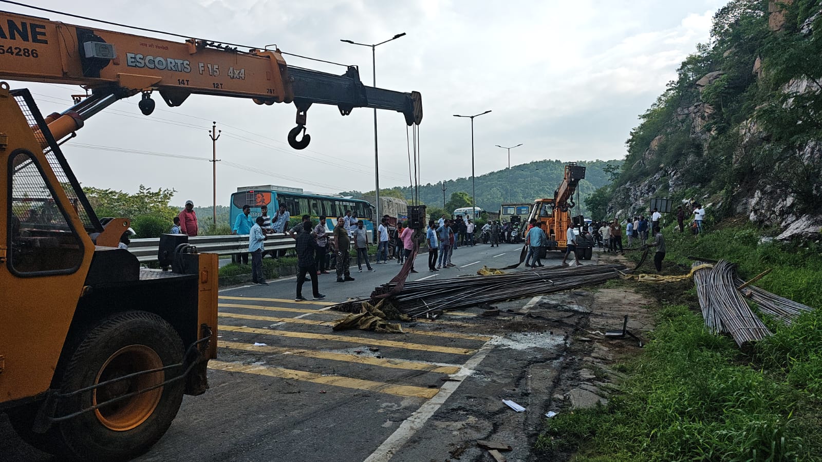 घाटी में दुर्घटनाग्रस्त वाहन घाटी में दुर्घटनाग्रस्त वाहन
