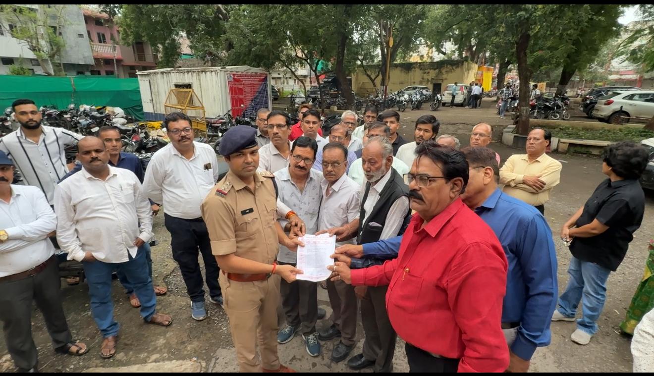 थाना प्रभारी को ज्ञापन देते समाजजन थाना प्रभारी को ज्ञापन देते समाजजन