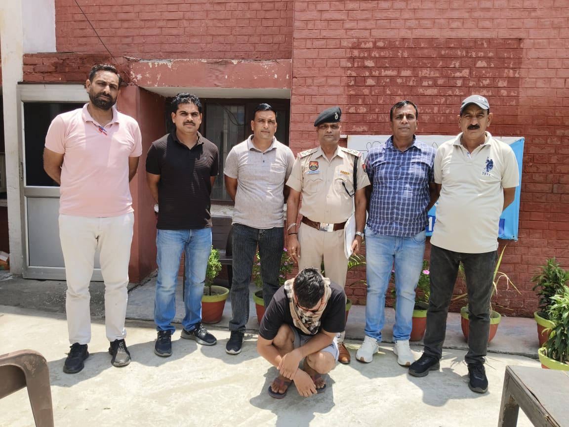 पुलिस की गिरफ्त में आरोपी पुलिस की गिरफ्त में आरोपी
