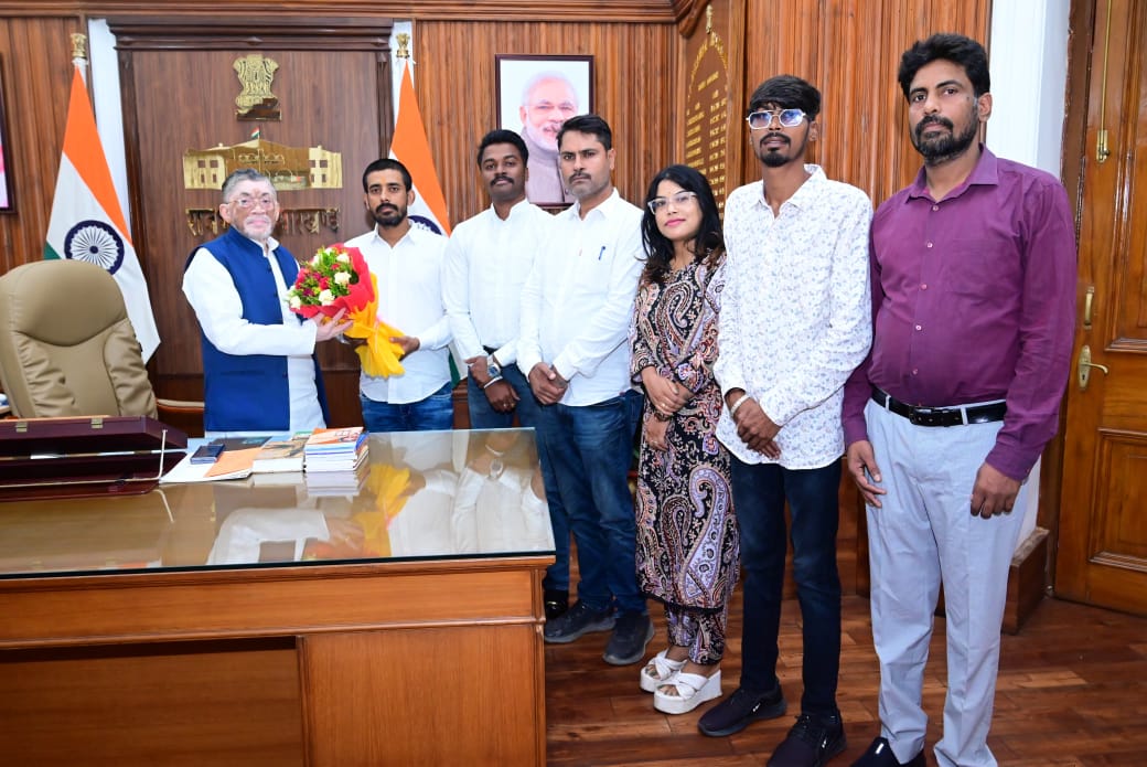 राज्यपाल से मुलाकात करते युवा आजसू के सदस्य राज्यपाल से मुलाकात करते युवा आजसू के सदस्य