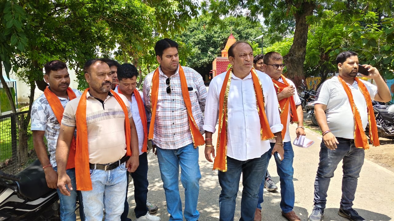 जिला कारागार परिसर में प्रदर्शन करते शिवसेनिक। जिला कारागार परिसर में प्रदर्शन करते शिवसेनिक।
