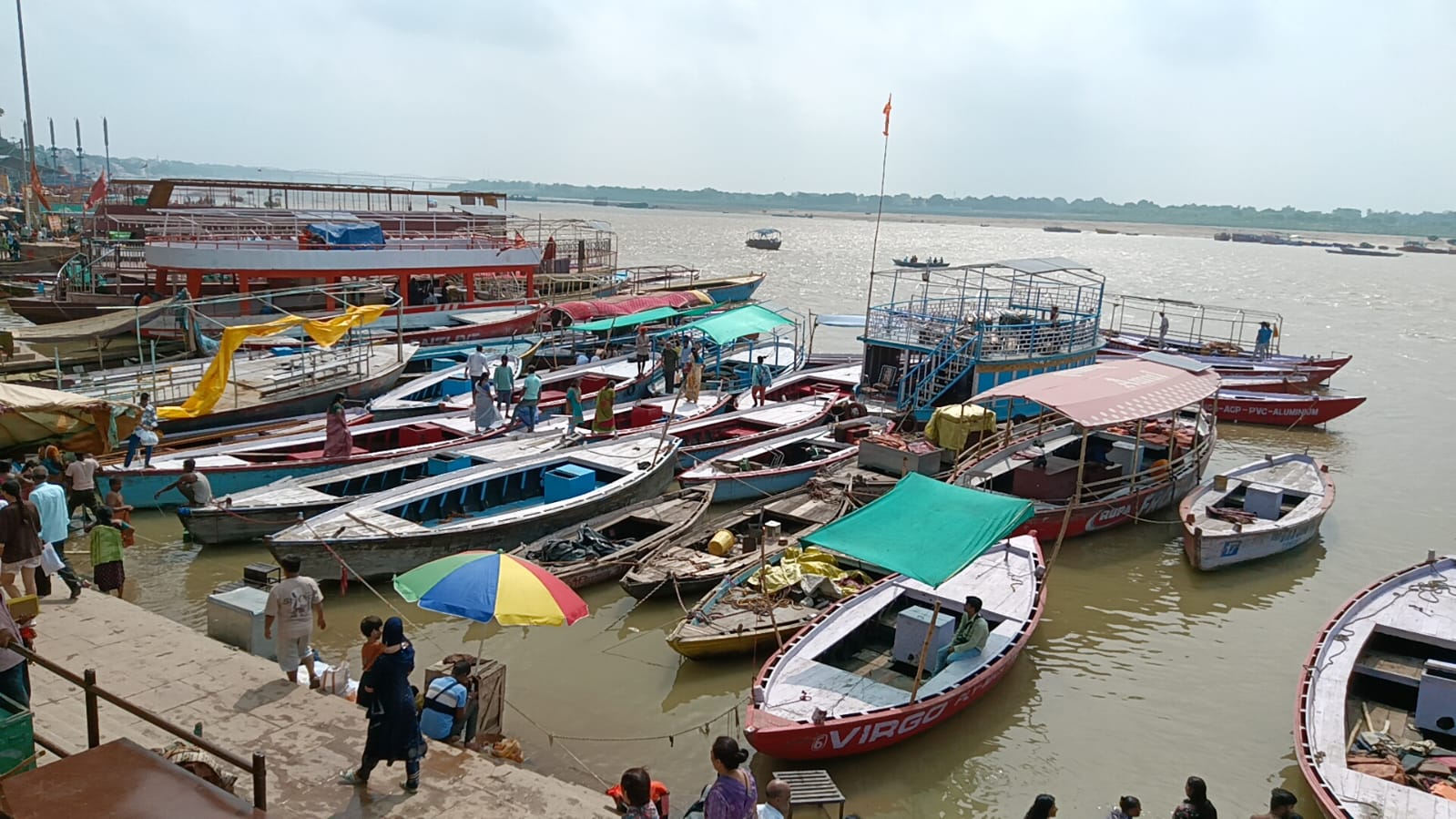 गंगा घाट किनारे का नजारा गंगा घाट किनारे का नजारा