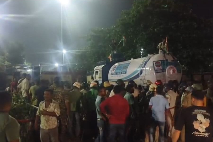 बजबज के आईओसी प्लांट में चालकों और खलासियों की हड़ताल को लेकर तनाव बजबज के आईओसी प्लांट में चालकों और खलासियों की हड़ताल को लेकर तनाव