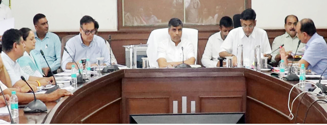 हरियाणा के शिक्षा मंत्री अधिकारियाें की बैठक लेते हुए हरियाणा के शिक्षा मंत्री अधिकारियाें की बैठक लेते हुए