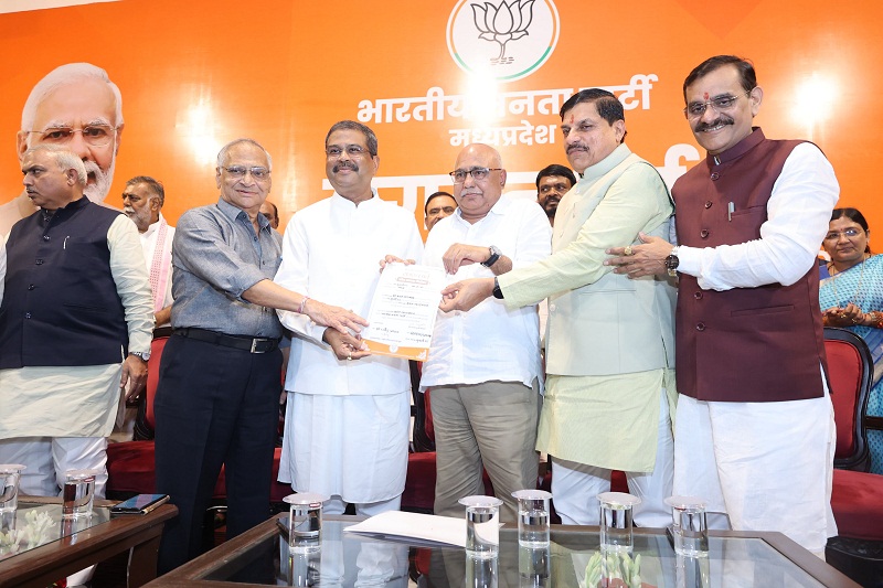 प्रदेश अध्यक्ष के रूप में उनके निर्वाचन का प्रमाण-पत्र सौंपा प्रदेश अध्यक्ष के रूप में उनके निर्वाचन का प्रमाण-पत्र सौंपा