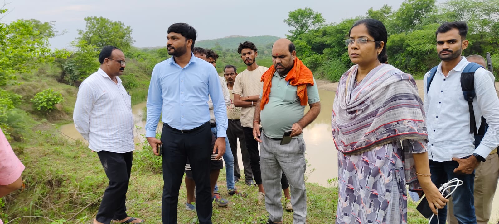 घटना स्थल पर उपस्थित प्रशासन के अधिकारी घटना स्थल पर उपस्थित प्रशासन के अधिकारी