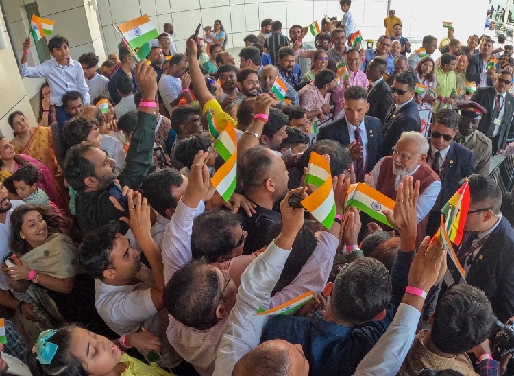 अक्रा में होटल के बाहर बड़ी संख्या में प्रवासी भारतीय समुदाय के लोग पीएम मोदी का स्वागत करने पहुंचे अक्रा में होटल के बाहर बड़ी संख्या में प्रवासी भारतीय समुदाय के लोग पीएम मोदी का स्वागत करने पहुंचे