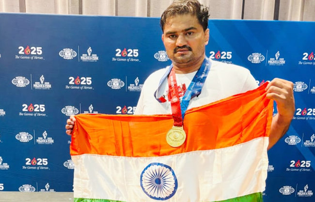 सोनीपत: ग्रीको रोमन कुश्ती में स्वर्ण पदक जीतने के बाद तिरंगे के साथ पहलवान नवीन मोर। सोनीपत: ग्रीको रोमन कुश्ती में स्वर्ण पदक जीतने के बाद तिरंगे के साथ पहलवान नवीन मोर।