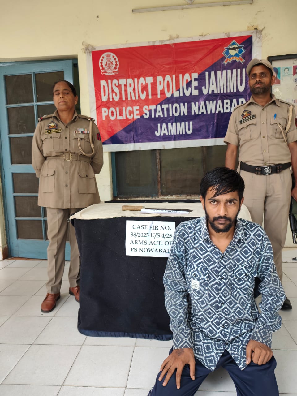 नवाबाद पुलिस स्टेशन जम्मू ने होटल चेकिंग अभियान के दौरान एक व्यक्ति को धारदार हथियार के साथ किया गिरफ्तार नवाबाद पुलिस स्टेशन जम्मू ने होटल चेकिंग अभियान के दौरान एक व्यक्ति को धारदार हथियार के साथ किया गिरफ्तार