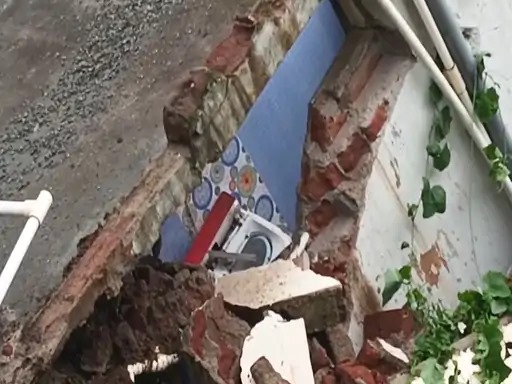 कोरबा : लगातार बारिश से ढोढ़ीपारा भैंस खटाल बस्ती में ढह गई घर की छत कोरबा : लगातार बारिश से ढोढ़ीपारा भैंस खटाल बस्ती में ढह गई घर की छत