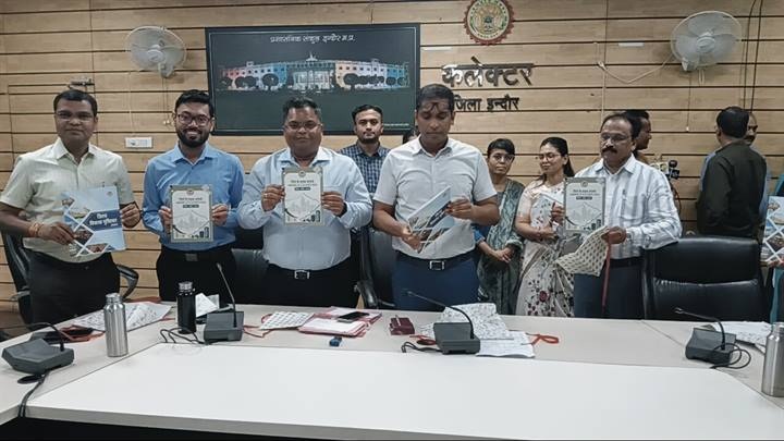 इंदौरः कलेक्टर ने किया “जिला विकास पुस्तिका 2024” का विमोचन इंदौरः कलेक्टर ने किया “जिला विकास पुस्तिका 2024” का विमोचन