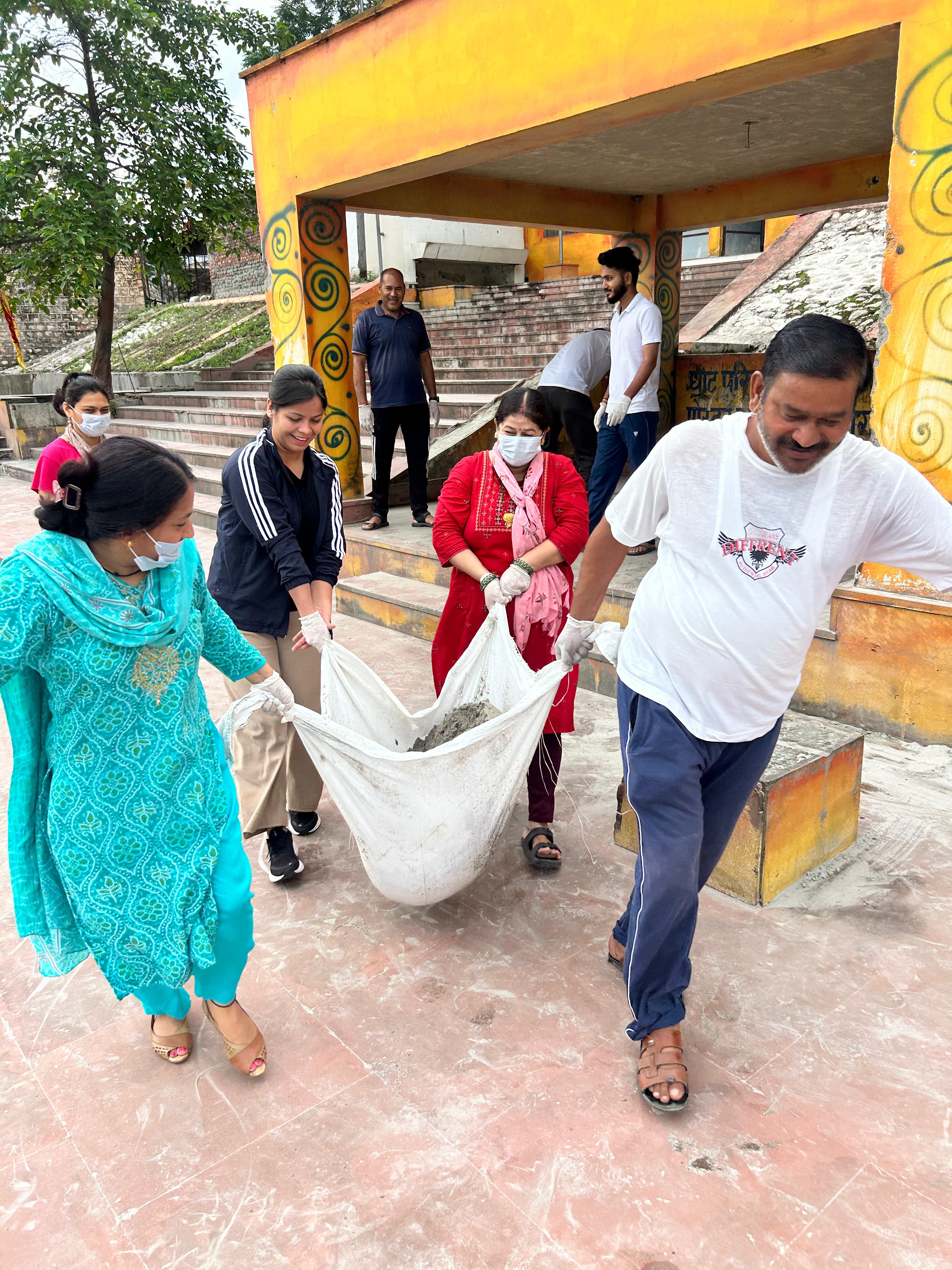 डीएम के निर्देश पर श्रीनगर के अलकेश्वर घाट पर सफाई अभियान चलाते नगर निगम के कर्मचारी डीएम के निर्देश पर श्रीनगर के अलकेश्वर घाट पर सफाई अभियान चलाते नगर निगम के कर्मचारी