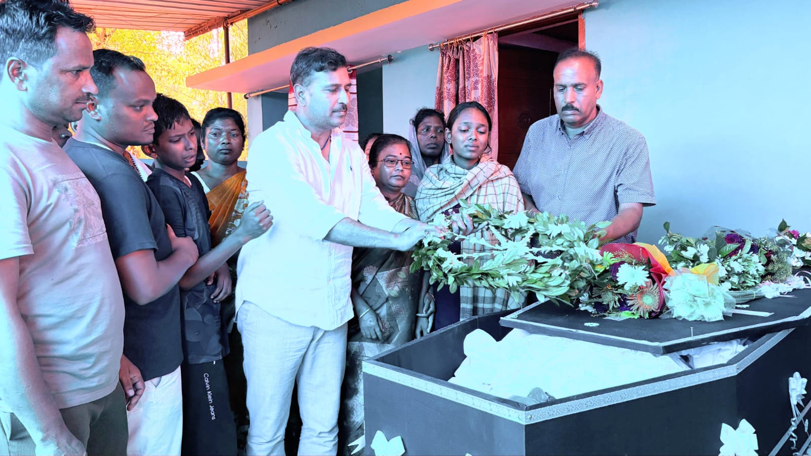 श्रद्धांजलि अर्पित करते सुदेश श्रद्धांजलि अर्पित करते सुदेश