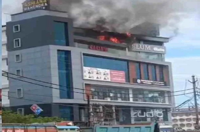 रेसटाेरेंट में लगी आग की फाेटाे् रेसटाेरेंट में लगी आग की फाेटाे्