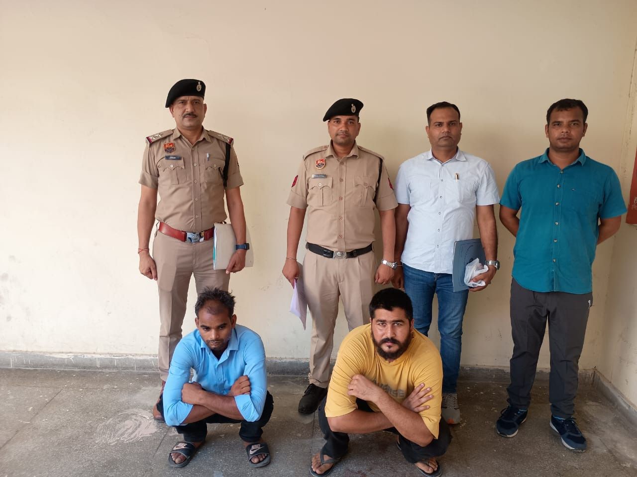 गिरफ्तार किया गया आरोपित गिरफ्तार किया गया आरोपित