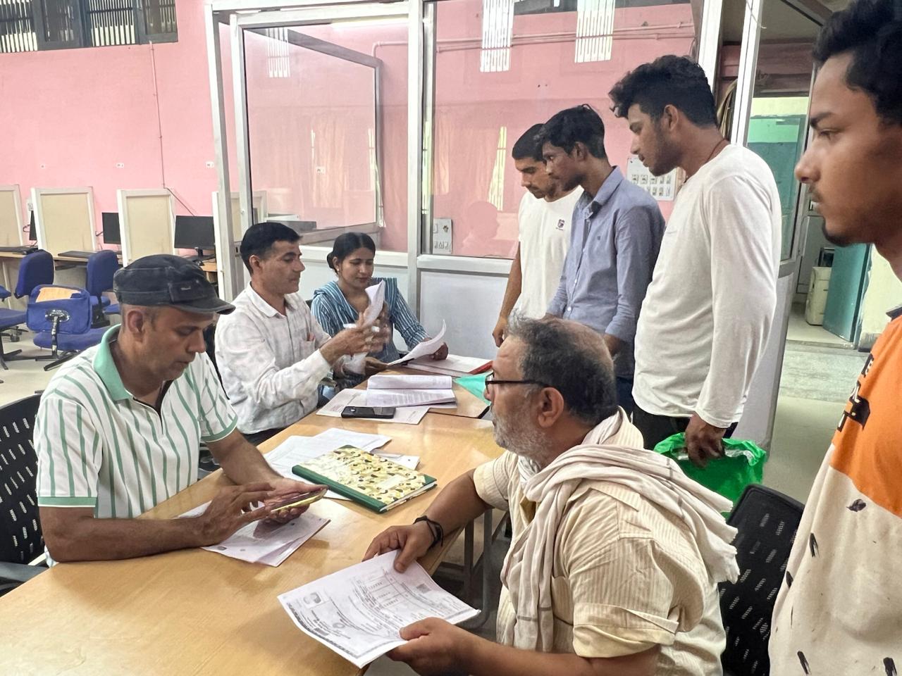 दाखिले के लिए पहुंचे छात्र। दाखिले के लिए पहुंचे छात्र।