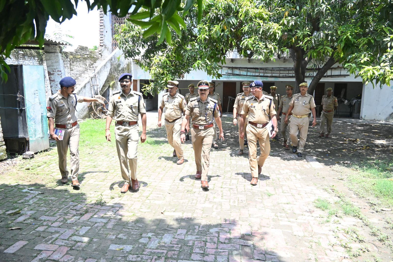 पुलिस कमिश्नर घटनास्थल का निरीक्षण करते हुए पुलिस कमिश्नर घटनास्थल का निरीक्षण करते हुए