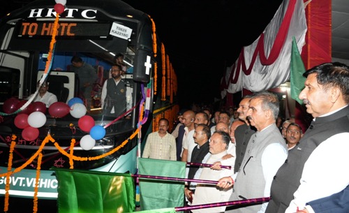वोल्वो बसों को झण्डी दिखाकर रवाना करते सीएम व डिपटी सीएम वोल्वो बसों को झण्डी दिखाकर रवाना करते सीएम व डिपटी सीएम