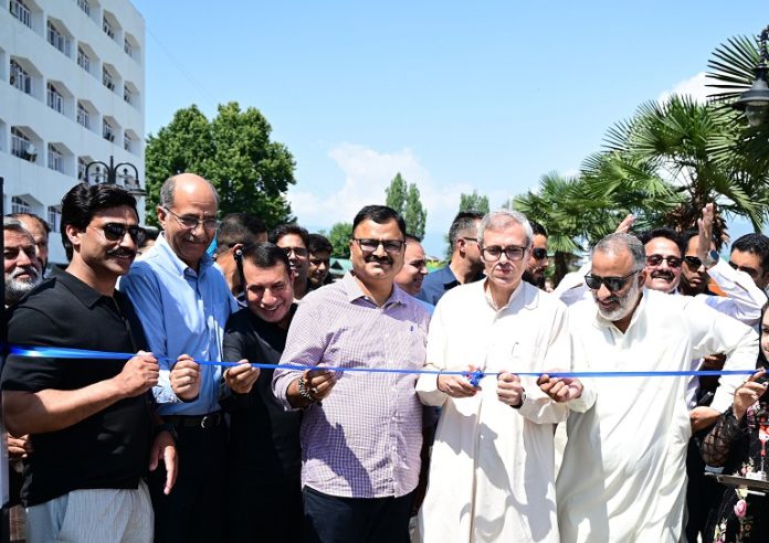 कश्मीर में पेयजल आपूर्ति को मजबूत करने के लिए मुख्यमंत्री ने पानी के टैंकरों के बेड़े को हरी झंडी दिखाई कश्मीर में पेयजल आपूर्ति को मजबूत करने के लिए मुख्यमंत्री ने पानी के टैंकरों के बेड़े को हरी झंडी दिखाई