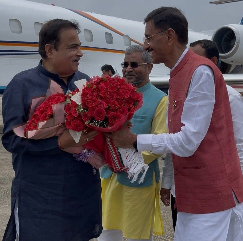 एयरपोर्ट पर स्वागत करते एयरपोर्ट पर स्वागत करते