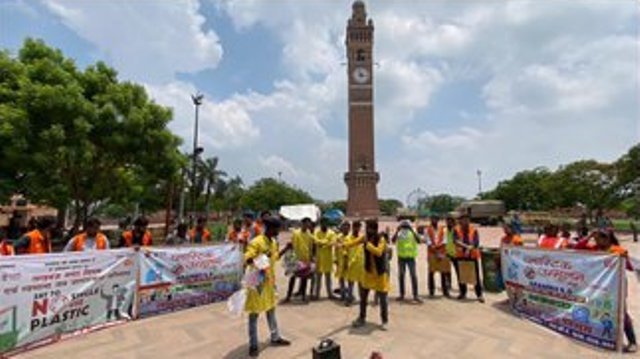 घंटाघर के सामने नुक्कड़ नाटक करते छात्र छात्राएं (वीडियो से ली गयी फोटो) घंटाघर के सामने नुक्कड़ नाटक करते छात्र छात्राएं (वीडियो से ली गयी फोटो)