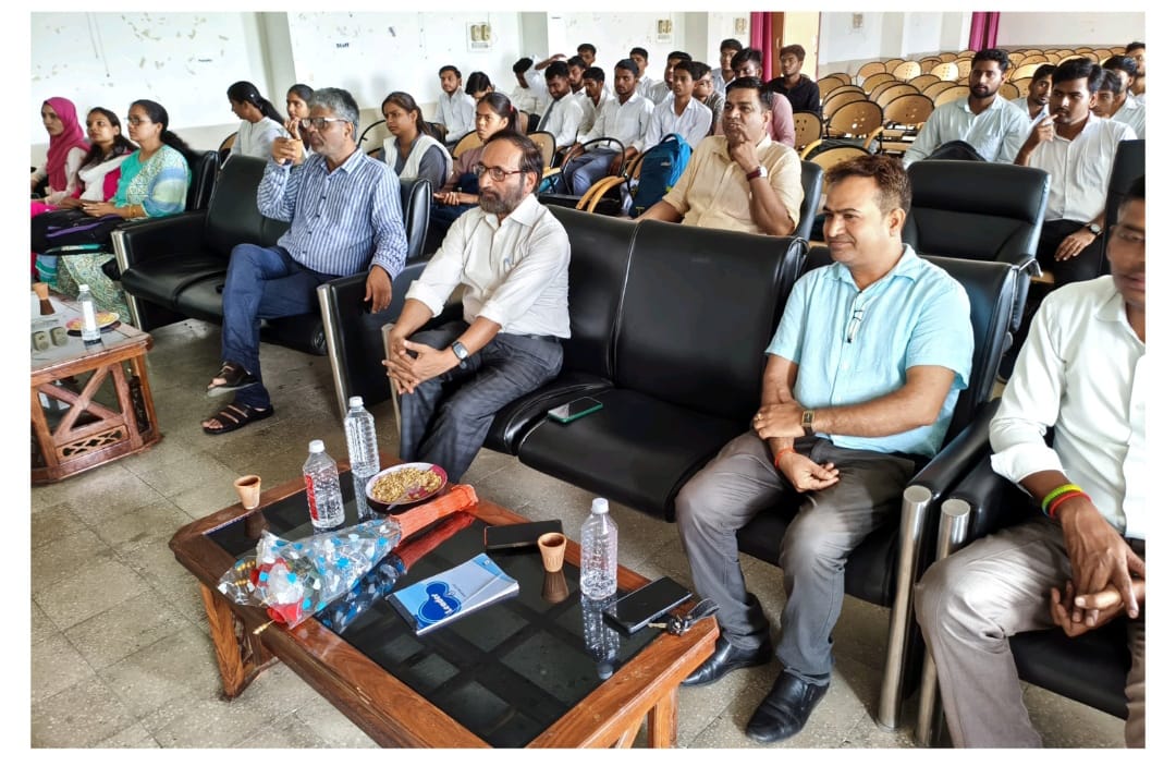 कार्यशाला में छात्र छात्राएं प्रो. को सुनते हुए कार्यशाला में छात्र छात्राएं प्रो. को सुनते हुए