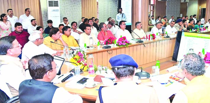 बैठक लेते सीएम धामी बैठक लेते सीएम धामी