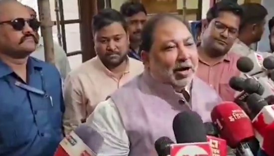 पत्रकारों से बातचीत करते मंत्री दयाशंकर सिंह (वीडियो से ली गयी फोटो) पत्रकारों से बातचीत करते मंत्री दयाशंकर सिंह (वीडियो से ली गयी फोटो)
