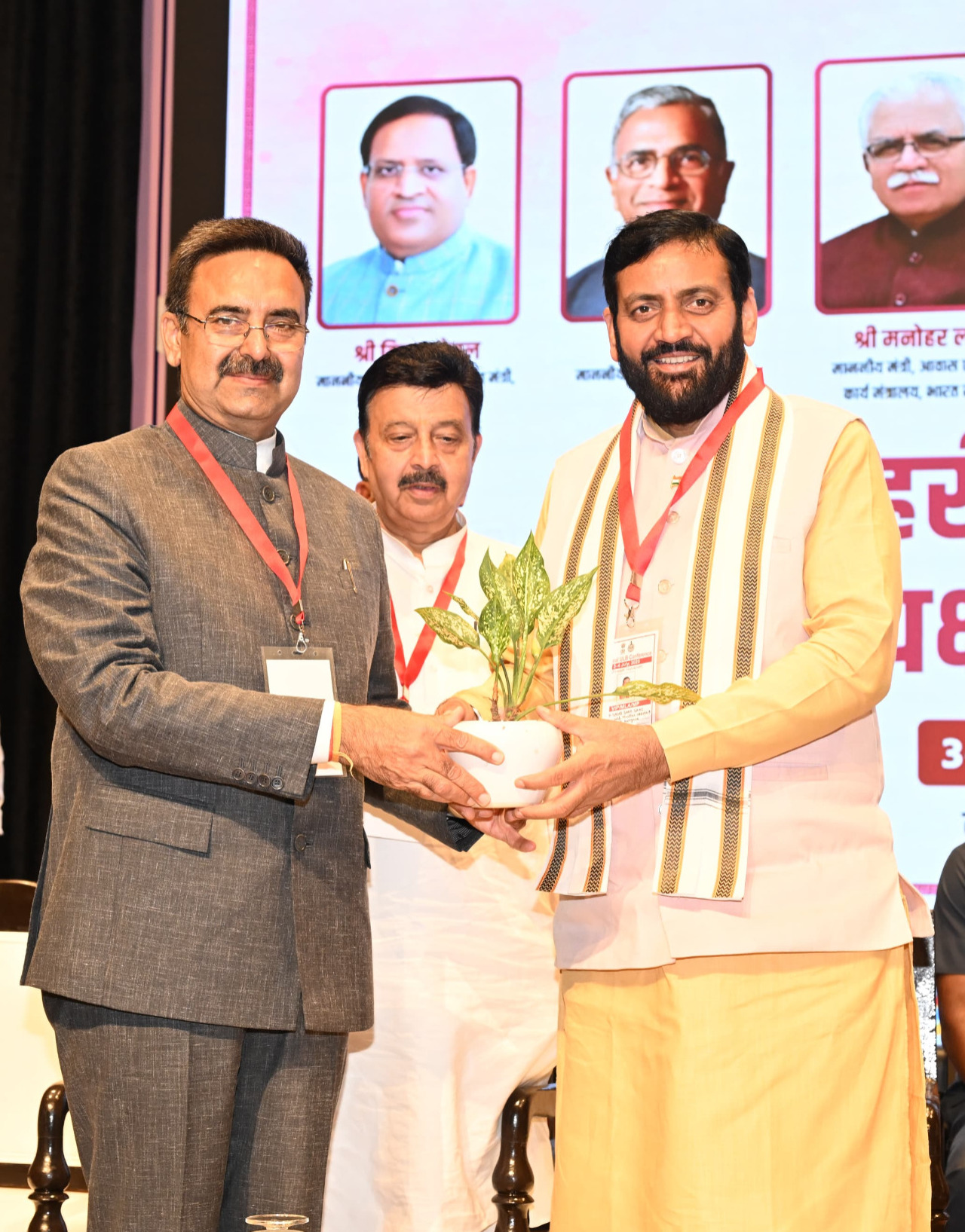 फोटो : हरियाणा विधानसभा अध्यक्ष हरविंद्र कल्याण मुख्यमंत्री नायब सिंह सैनी का स्वागत करते हुए फोटो : हरियाणा विधानसभा अध्यक्ष हरविंद्र कल्याण मुख्यमंत्री नायब सिंह सैनी का स्वागत करते हुए