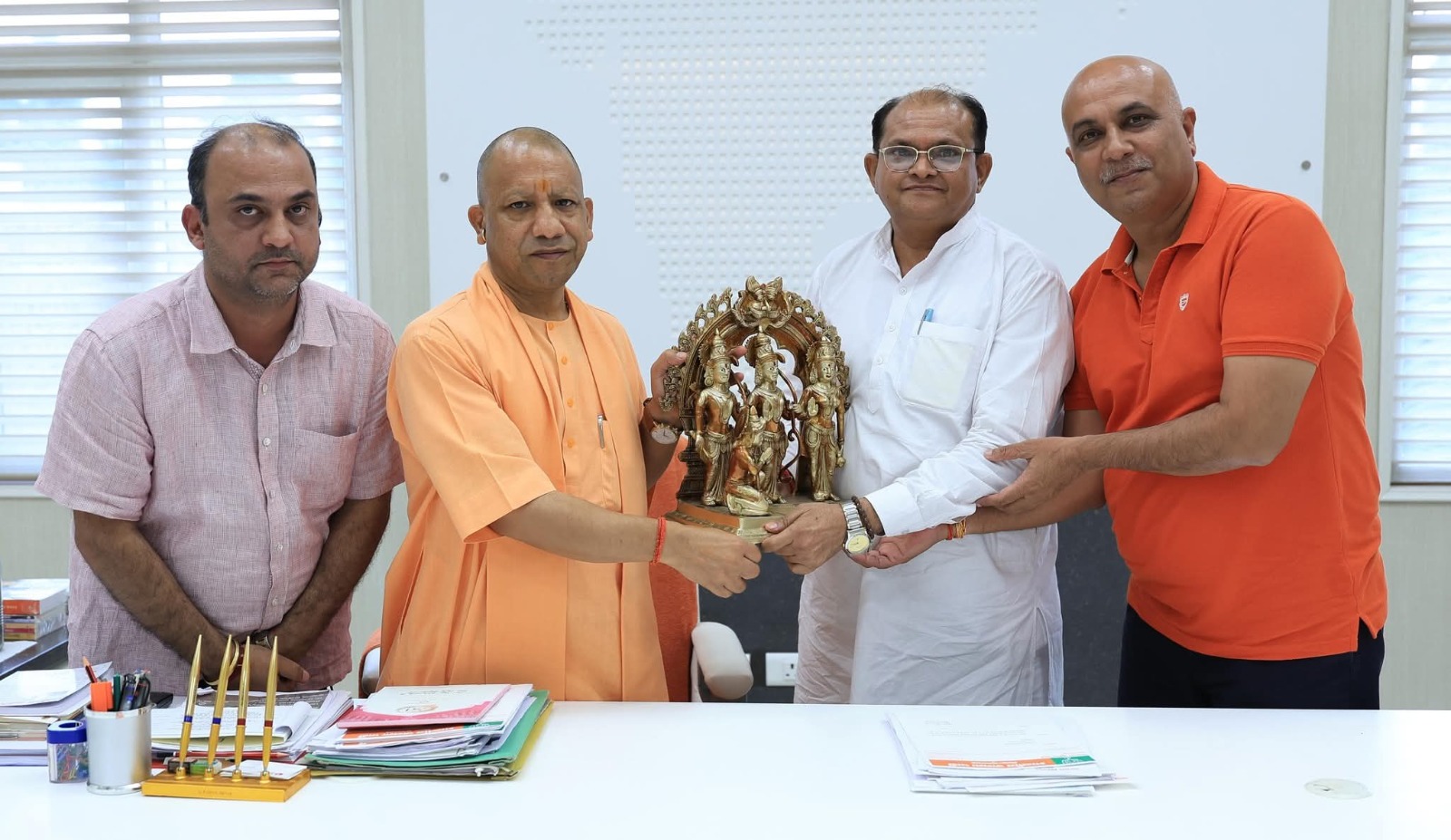 लखनऊ में मुख्यमंत्री योगी आदित्यनाथ भगवान जी की प्रतिमा देते भाजपा मुरादाबाद के जिला अध्यक्ष आकाश पाल व अन्य। लखनऊ में मुख्यमंत्री योगी आदित्यनाथ भगवान जी की प्रतिमा देते भाजपा मुरादाबाद के जिला अध्यक्ष आकाश पाल व अन्य।